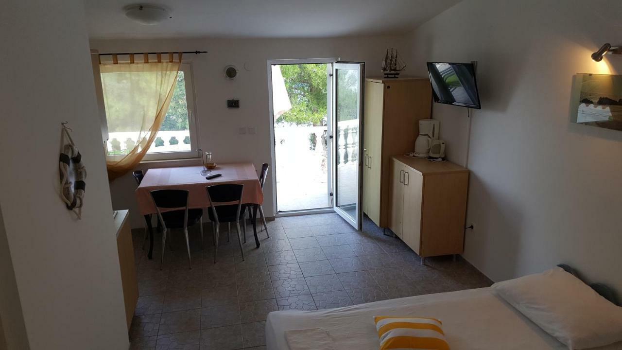 Apartment Viktor Sali Exterior photo